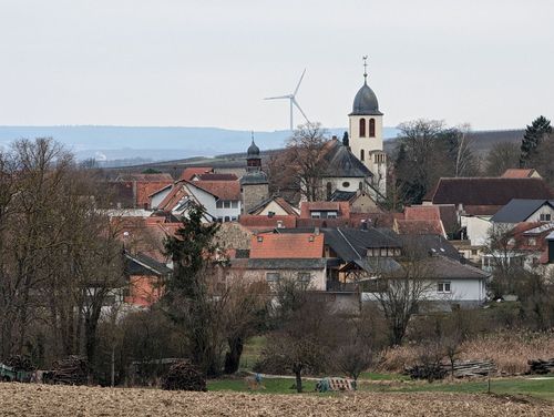 Blick auf Gau-Weinheim mit dem schiefsten Turm der Welt