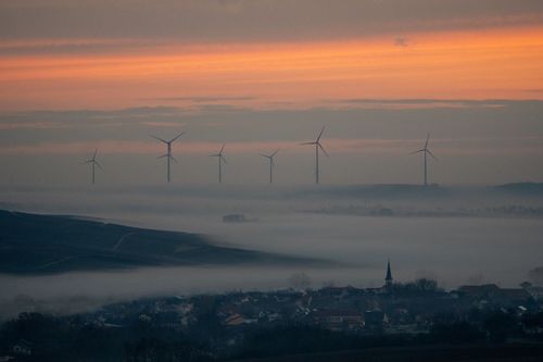 Ausblick auf Stadecken-Elsheim im Morgennebel vom Jugenheimer Bleichkopf