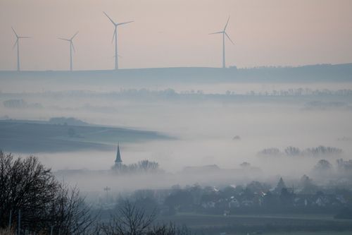 Ausblick auf Stadecken-Elsheim im Morgennebel vom Jugenheimer Bleichkopf