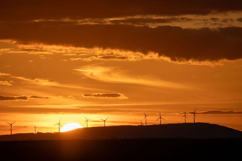 Ausblick von Engelstadt auf den Sonnenuntergang über dem Hunsrück