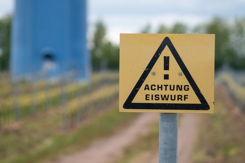 Warnschild bei den Windrädern in der Nähe von Schornsheim