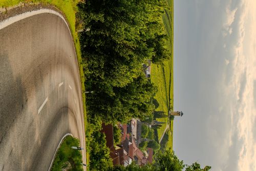 Blick von der Landstraße auf den Weinbergsturm von Vendersheim