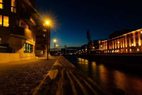 Zollhafen von Mainz im Abendlicht