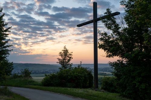 Friedenskreuz bei Jugenheim zum Sonnenaufgang