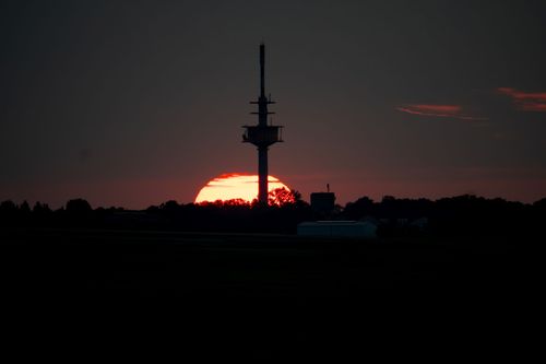 Sonnenaufgang vom Schick Wein-Pavillon auf dem Bleichkopf bei Jugenheim mit Blick auf den Fernmeldeturm Ober-Olm